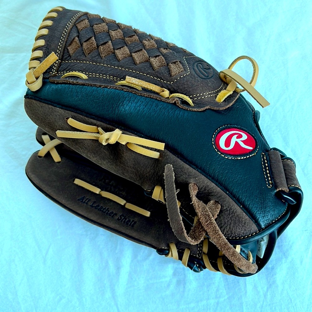 Rawlings right handed glove. LIKE NEW!!!